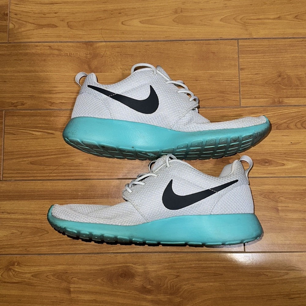 Nike Roshe Run Calypso Size 8 - image 1